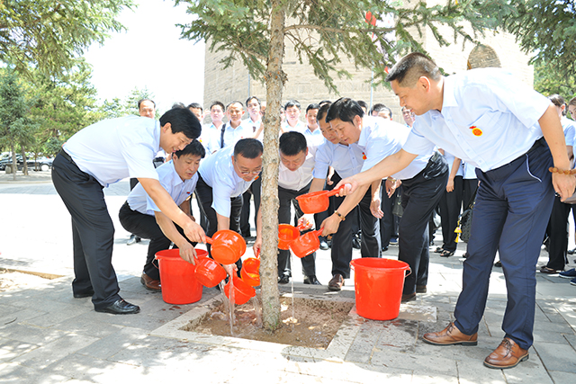 4集团公司领导班子为蓝天常青树浇灌家乡水.jpg